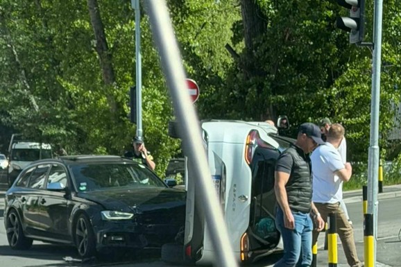 (FOTO) UDES "AUDIJA" I "RENOA" NA AUTOKOMANDI Jednom skoro ništa, drugi završio na boku!