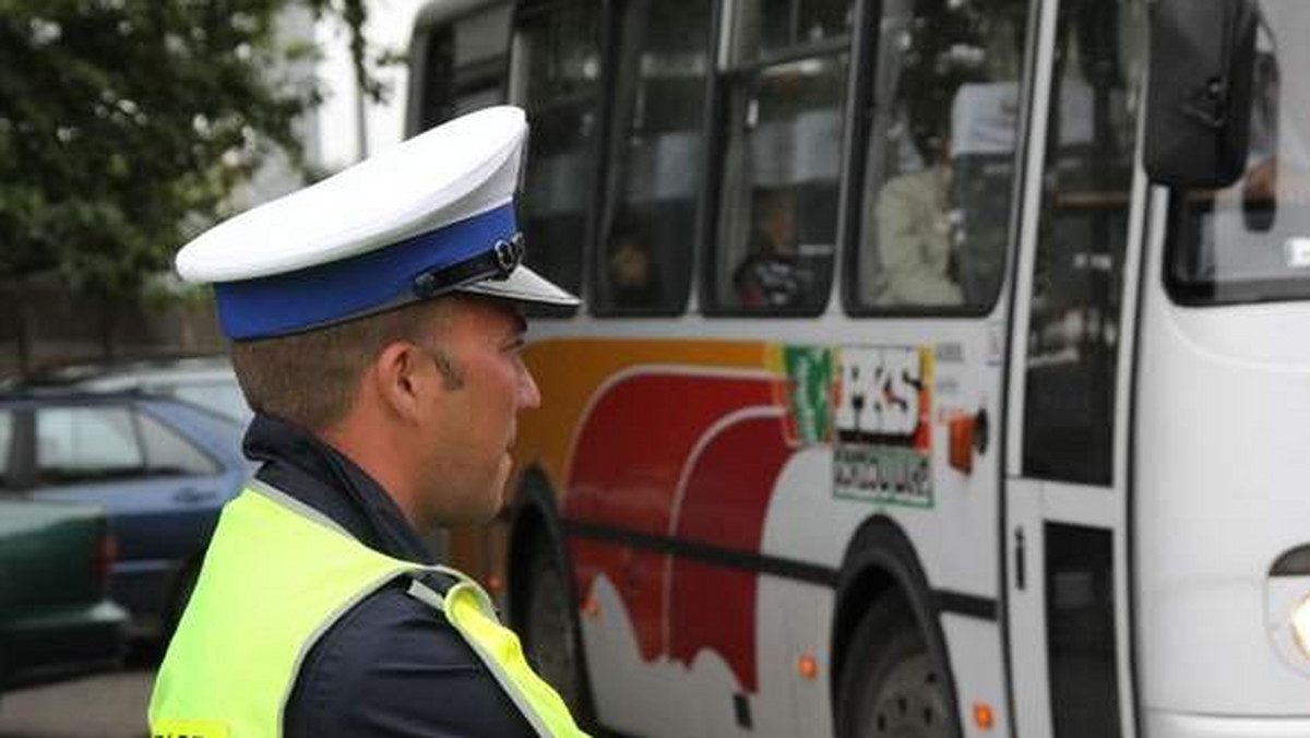 Funkcjonariusze międzyrzeckiej "drogówki” i Inspekcji Transportu Drogowego sprawdzają od kilku dni, czy dzieci dojeżdżające do szkół są bezpieczne. Kontrolują m.in. stan techniczny autokarów.