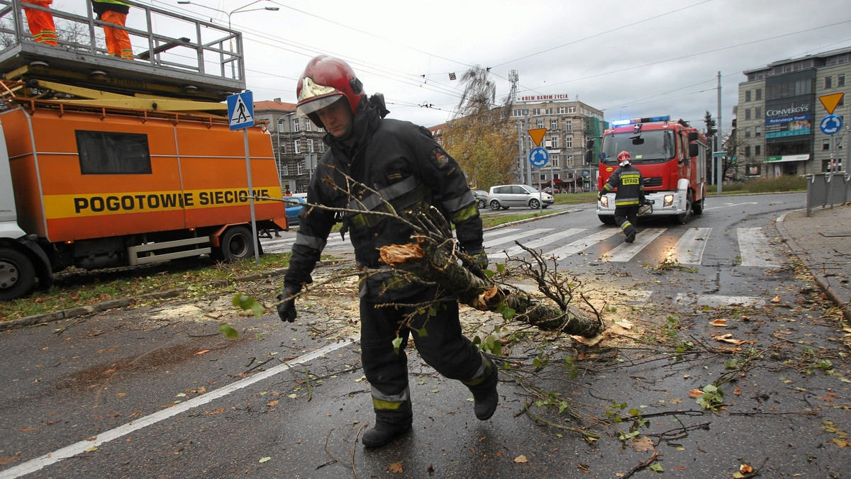 Olbrzymie nawałnice przeszły we wtorek nad województwem śląskim. Tamtejsi strażacy byli zmuszeni do ponad 150 interwencji – podaje portal RMF24.pl.
