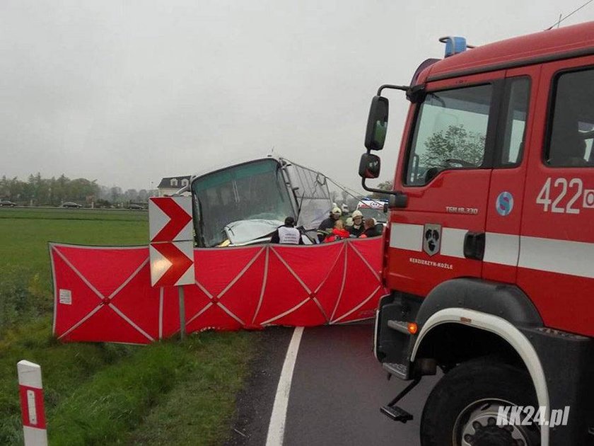 Autokar z dziećmi zderzył się z osobówką. Nie żyje jedna osoba