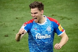 Holstein Kiel bliżej Bundesligi. Obrońca trafił 20 sekund po wejściu na boisko