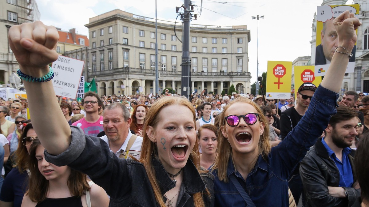 Marsz Godności-Protest Kobiet 2016 feminizm równouprawnienie prawa kobiet Warszawa