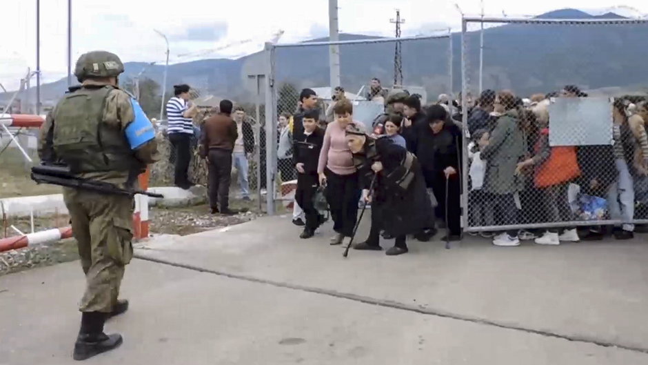 Kadr z materiału wideo MON Rosji przedstawia cywilów wchodzących do obozu rosyjskich sił pokojowych w pobliżu Stepanakertu w Górskim Karabachu. Do tego miejsca ewakuowano ok. 5 tys. osób (21.092023)