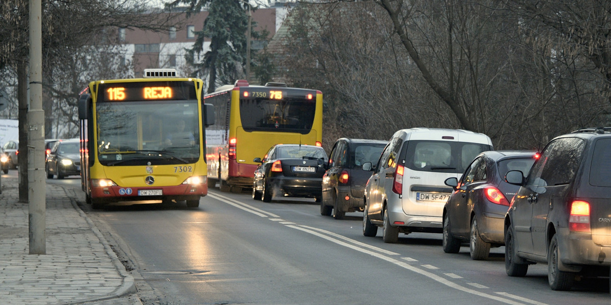 Kierowca autobusu miejskiego we Wrocławiu wyświetlił wulgarny napis. 