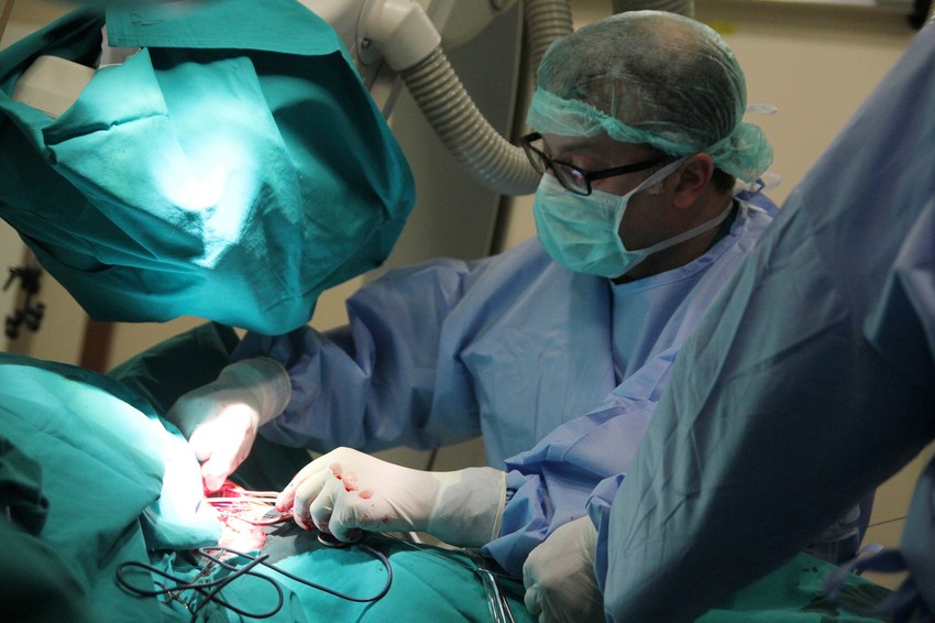 Za razliku od klasične operacije, gde se pacijent priključuje na veštačka pluća i krvotok, kod ovakve zamene zalistka on diše svojim plućima bez pomoći aparata i budi se brzo