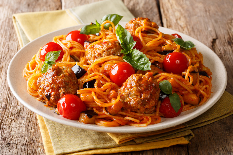 Spaghetti z klopsami i sosem pomidorowym