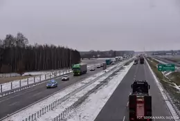 Jest problem. Nową drogą S7 koło Warszawy kierowcy często jeżdżą pod prąd [Wideo]