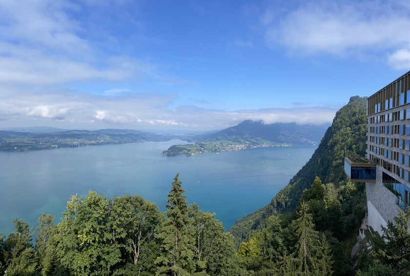 Par beau temps, le lac des Quatre-Cantons brille de toute sa splendeur. 
