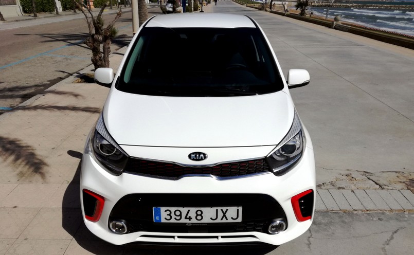 Kia do nowego picanto przewidziała w Polsce benzynowe silniki - trzycylindrowy 1.0/67 KM (80 proc. aut sprzedanych nad Wisłą) lub 1.2/84 KM z czterema cylindrami. Oba współpracują z pięciobiegową skrzynią manualną. Jest też automat do mocniejszego wariantu