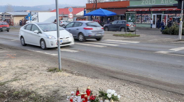 Ennél a zebránál ütötték el a kislányt, akire mécsesekkel emlékeztek rá a diáktársai. /Fotó: Fuszek Gábor