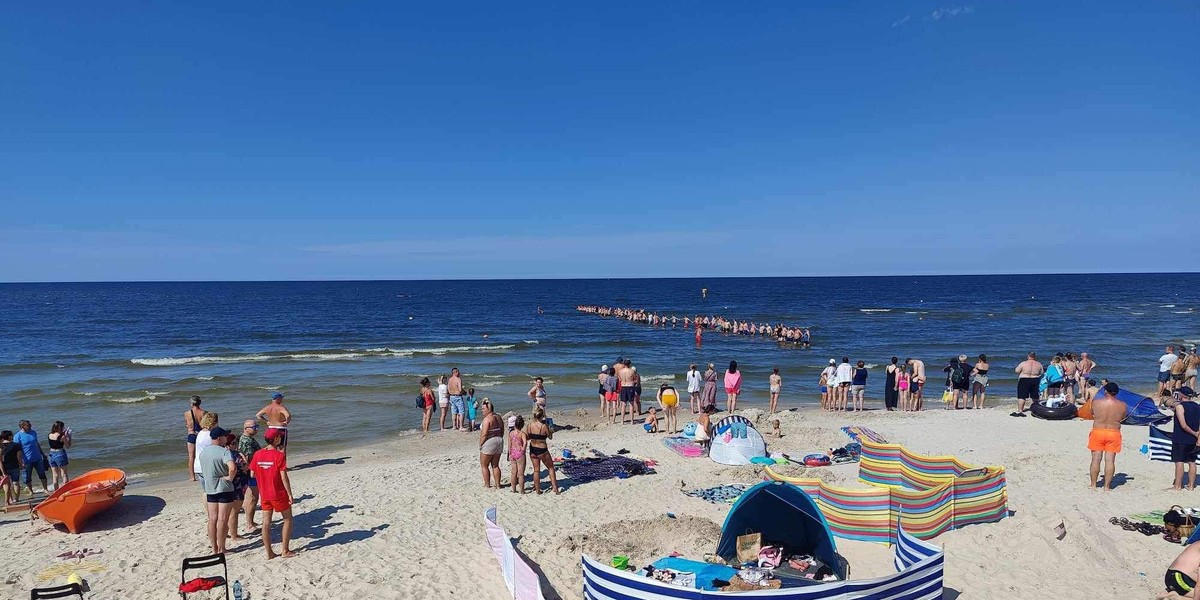 Kostiumy kąpielowe obowiązują na plażach publicznych.