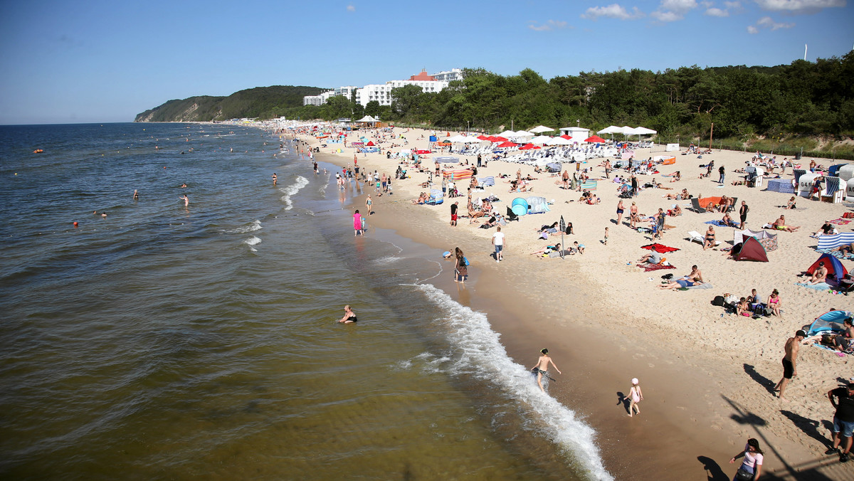 Położył się na materacu i zasnął. Fale niosły go daleko od plaży