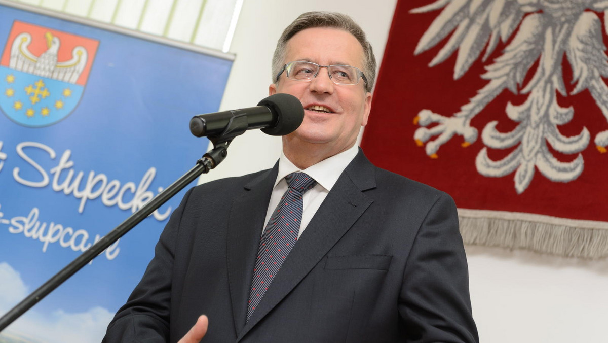 Prezydent Bronisław Komorowski podpisał we wtorek ustawę o zbiórkach publicznych. Zastępuje ona pozwolenia na zbiórkę zgłoszeniem w internecie oraz wprowadza jednoznaczną definicję zbiórki, obejmującą tylko datki i dary zbierane w miejscach publicznych.