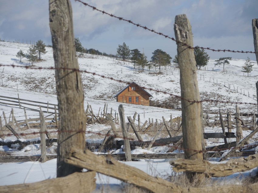 Detalj iz sela Semegnjeva prošaranog direcima i bodljikavim žicama
