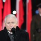 Warszawa, 10.11.2021. Prezes Prawa i Sprawiedliwości, wicepremier Jarosław Kaczyński przemawia pod pomnikiem Józefa Piłsudskiego na pl. Piłsudskiego w Warszawie, 10 bm. Trwają społeczne obchody w przededniu Narodowego Święta Niepodległości, w 103. rocznicę przyjazdu Marszałka Piłsudskiego do Warszawy. (aldg) PAP/Wojciech Olkuśnik