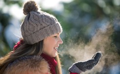 Czy klimat i pogoda odpowiadają za zimowe ogniska COVID-19? Naukowcy sprawdzili