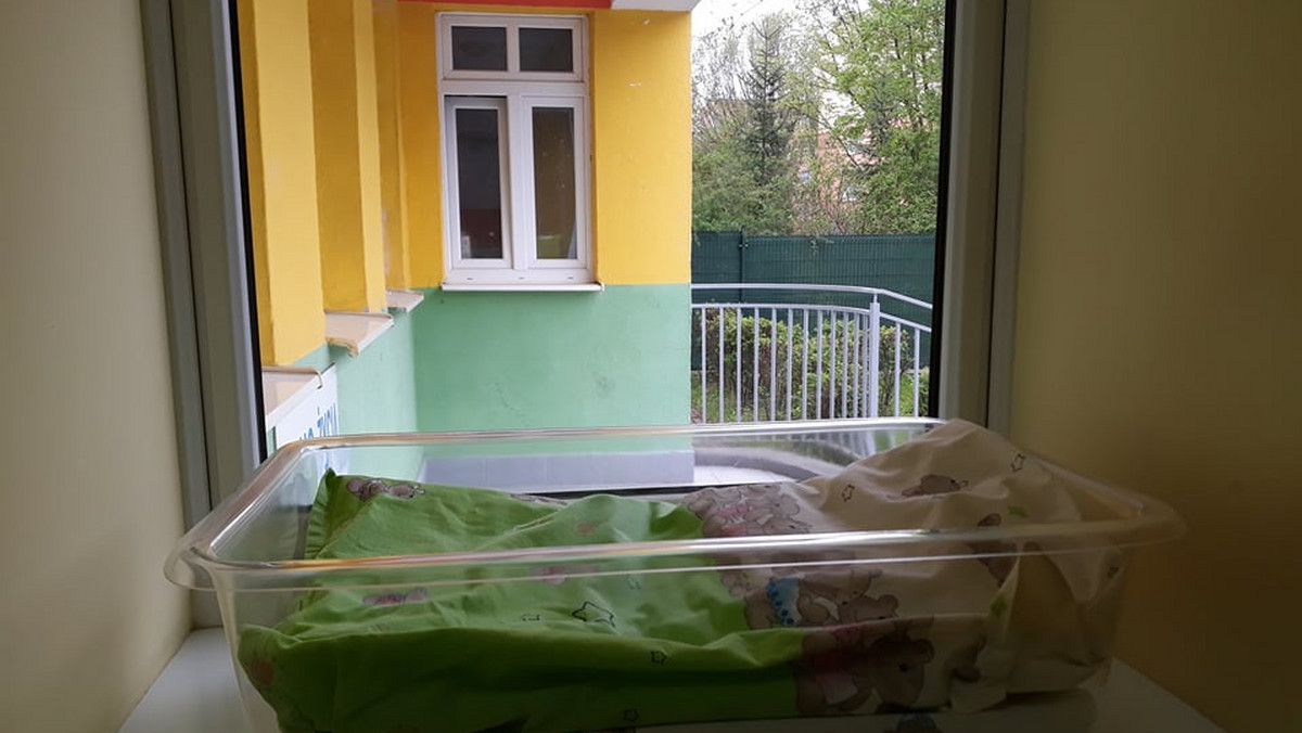 Alarm w Domu Samotnej Matki w Koszalinie rozległ się chwilę w poniedziałek przed południem. W Oknie Życia znaleziono półtoramiesięczne niemowlę. To dziewczynka. Na miejsce wezwano karetkę.