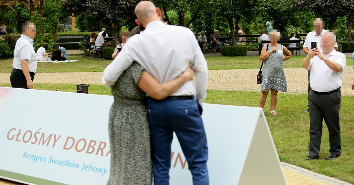 Odeszli od świadków Jehowy. "Zaczęły się telefony, przychodzili do pracy. Męczyło mnie to"