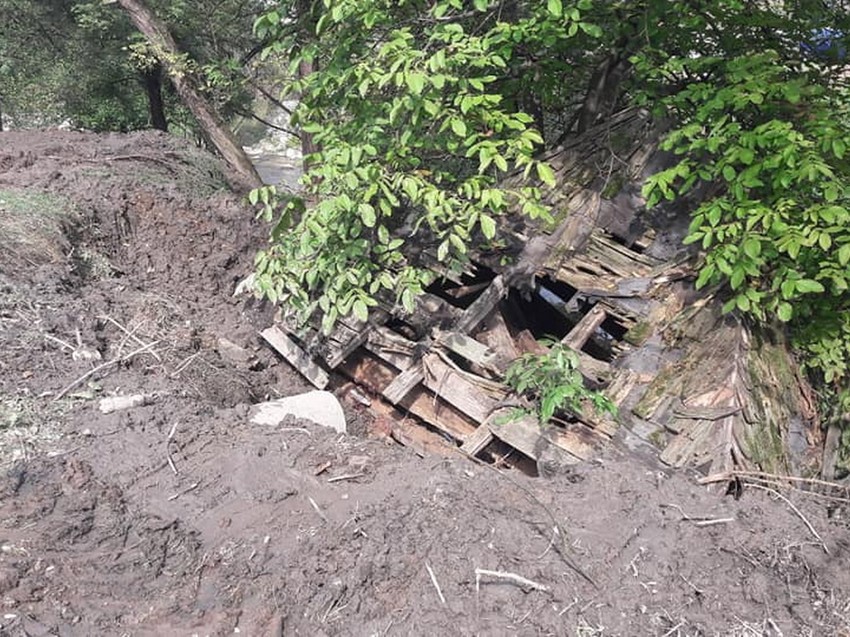 Gradac Mulj iz jaza srusio valjaricu