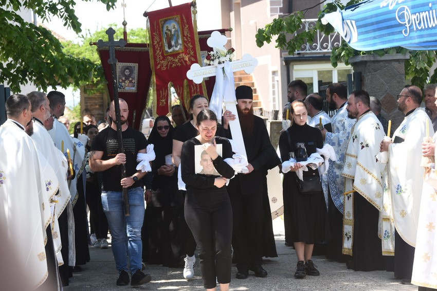 Na sahrani ubijenima je 14 sveštenika