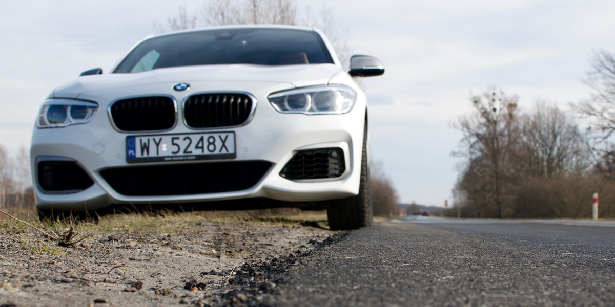 BMW M140i xDrive pod maską ma sześciocylindowy trzylitrowy silnik o mocy 340 KM. To podstawowy powód, dla którego "M" jest droższy o 100 tys. zł od podstawowego hatchbacka serii 1