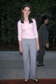 Anne Hathaway első vörös szőnyeges megjelenése 1999-re nyúlik vissza, amikor lencsevégre kapták a FOX TV eseményén. Ekkor mindössze 17 éves volt. 