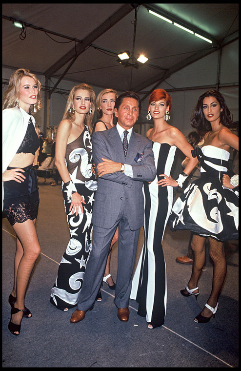 Pokaz domu mody Valentino w 1992 r. Na zdjęciu m.in. Valentino Garavani, Claudia Schiffer, Karen Mulder i Linda Evangelista 