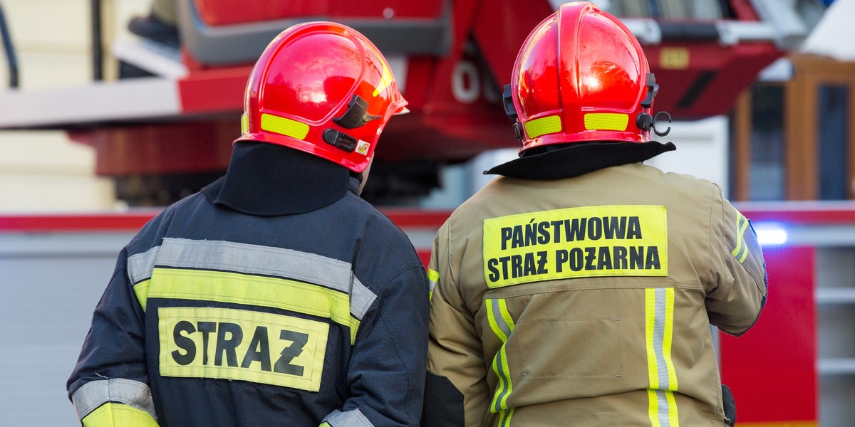 Warmińsko-mazurskie. 40-latek tarzał się w ognisku. Interweniowali strażacy. 