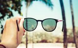 Niewłaściwe okulary przeciwsłoneczne szkodzą oczom! Na co zwracać uwagę?