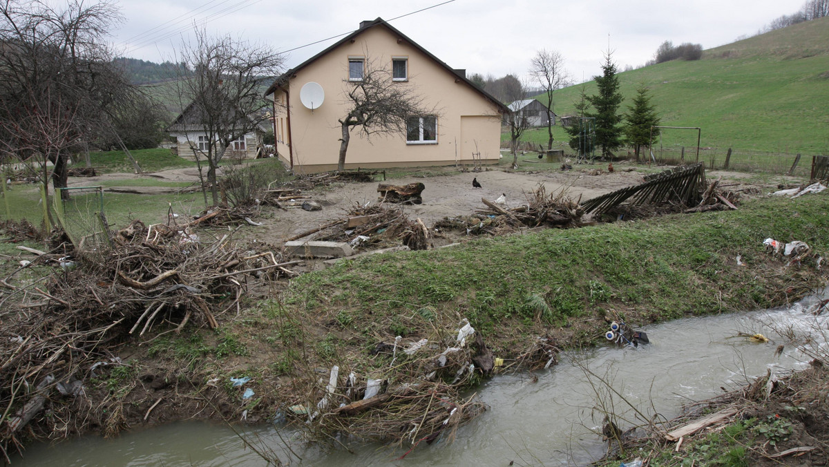 Na Podkarpaciu na zasiłki dla rodzin, które ucierpiały w tegorocznej powodzi, przeznaczono dotychczas ponad 225 mln zł - wynika z danych, które przedstawiła wojewoda podkarpacka Małgorzata Chomycz.