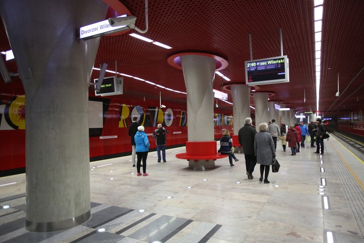 Pasażerowie na Stacji Rondo Daszyńskiego. W niedzielę 8 bm. uruchomiono centralny odcinek drugiej linii metra. Prezydent Warszawy Hanna Gronkiewicz-Waltz podkreślała podczas otwarcia, że to historyczny moment i przepraszała warszawiaków za opóźnienia przy budowie. Z pierwszą linią metra druga krzyżuje się na stacji 'Świętokrzyska'. <br><br>fot.  (mr) PAP/Leszek Szymański