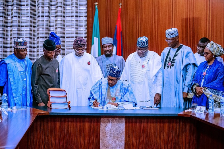 President Buhari at the 2020 Budget signing ceremony alongside Vice President Osinbajo and leaders of parliament (Twitter @BashirAhmaad)