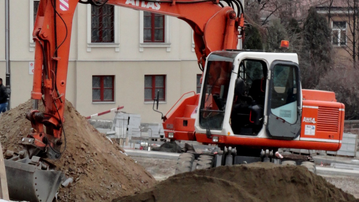 Miejski Zarząd Dróg w Kielcach informuje, że w nocy nastąpi zmiana w organizacji ruchu na skrzyżowaniu ul. Warszawskiej, Pocieszka, al. Tysiąclecia PP. Zamknięta dla ruchu kołowego zostanie wschodnia jezdnia ul. Warszawskiej.