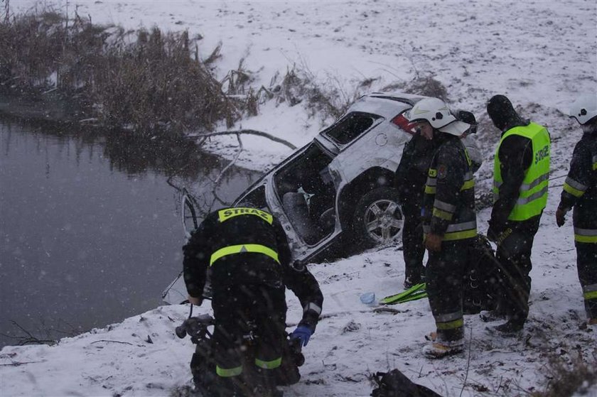 Auto wpadło do stawu. 4 osoby nie żyją!