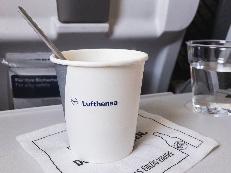 Lufthansa zapowiedziała odejście od darmowego poczęstunku w cenie biletu w klasie ekonomicznej. 