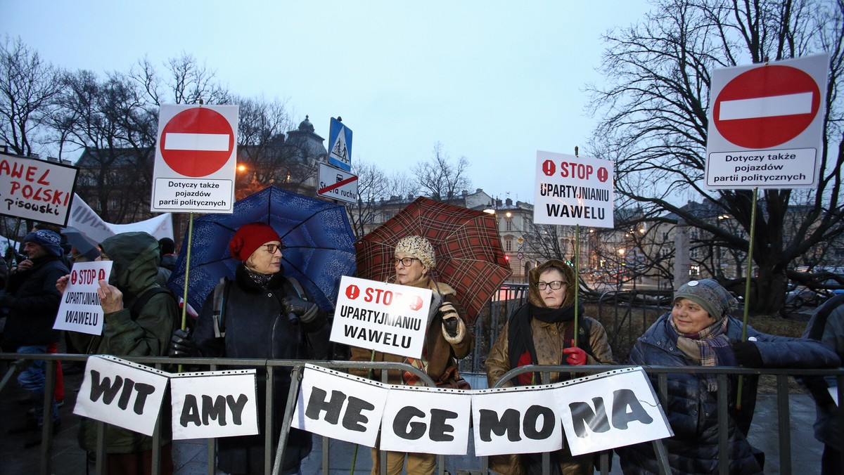 Prezes PiS Jarosław Kaczyński przyjechał w dziś wieczorem na Wawel, by złożyć kwiaty na grobie Lecha i Marii Kaczyńskich. Jego wjazdowi na wzgórze towarzyszyła demonstracja "przeciw upartyjnieniu Wawelu" i okrzyki "Będziesz siedzieć".