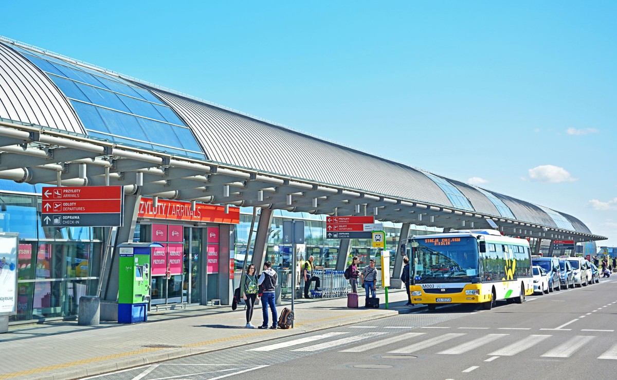 Przewoźnicy czarterowi i touroperatorzy wolą Modlin. Radom przegrywa
