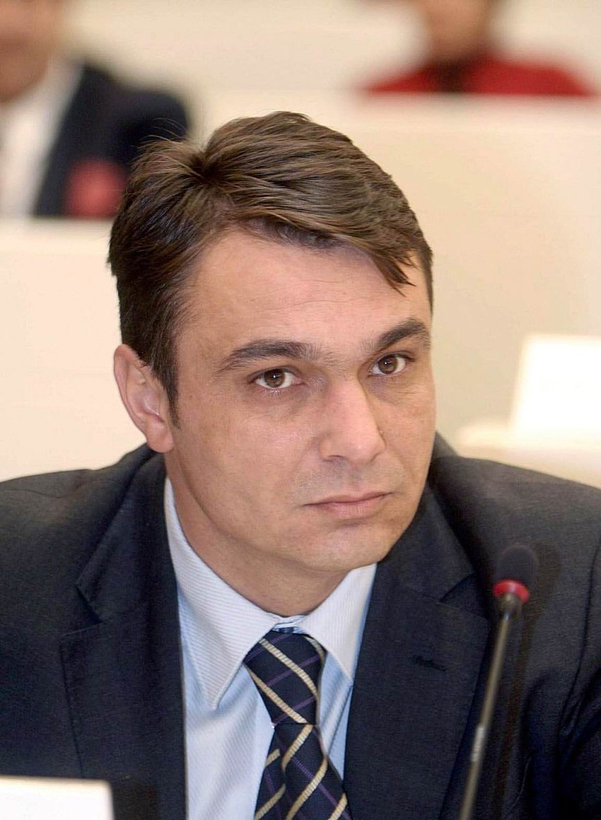 Sadik Ahmetović