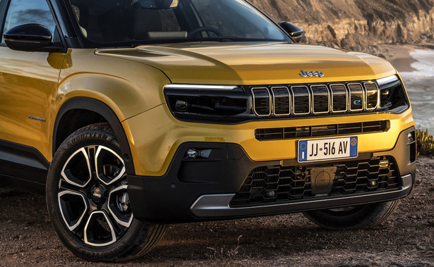 Jeep Avenger o długości nieco ponad 4 m to nowy SUV amerykańskiej marki. Produkcja seryjna w Tychach ruszy jeszcze przed końcem 2022 roku, ale wszystko jest już zapięte na ostatni guzik