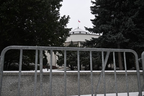 To symboliczne. Barierki przed Sejmem w Warszawie pojawiły się na prośbę policji.