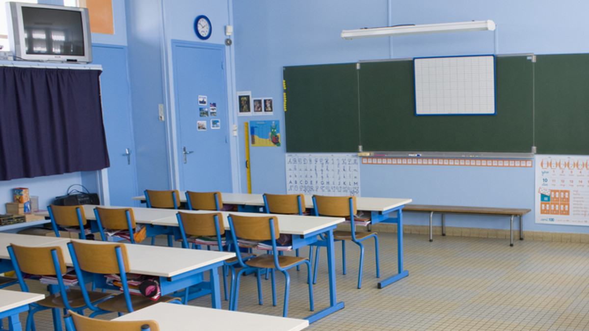 Prawie 3 tysiące nauczycieli na Podkarpaciu nie cieszy się z powodu rozpoczynających się wakacji. 459 pedagogów dostało wypowiedzenia z pracy, a ponad 2,5 tysiąca ma okrojone etaty, piszą "Nowiny 24".