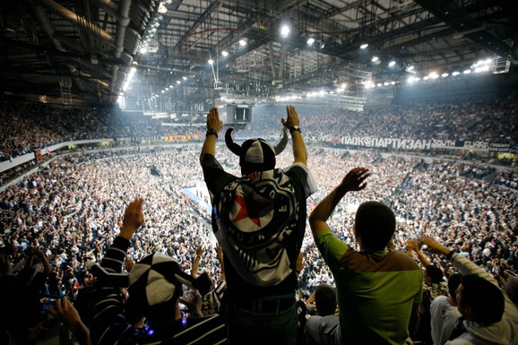 Navijači na odlučujućem, četvrtom meču KK Partizan - Makabi u četvrtfinalu Evrolige 2010. godine