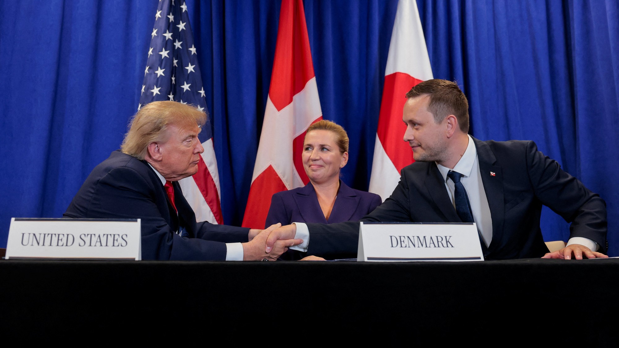 Americký prezident Donald Trump, dánska premiérka Mette Frederiksenová a grónsky premiér Jens-Frederik Nielsen podpísali dohodu o posilnení bezpečnosti v Arktíde.