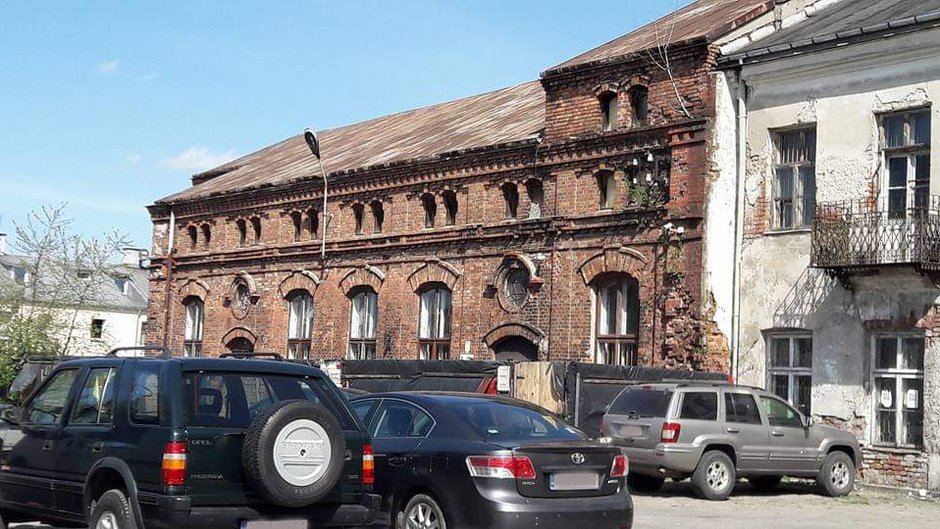 Konserwator wpisał do rejestru zabytków zarówno synagogę, jak i przylegający do niej dawny dwór cadyka