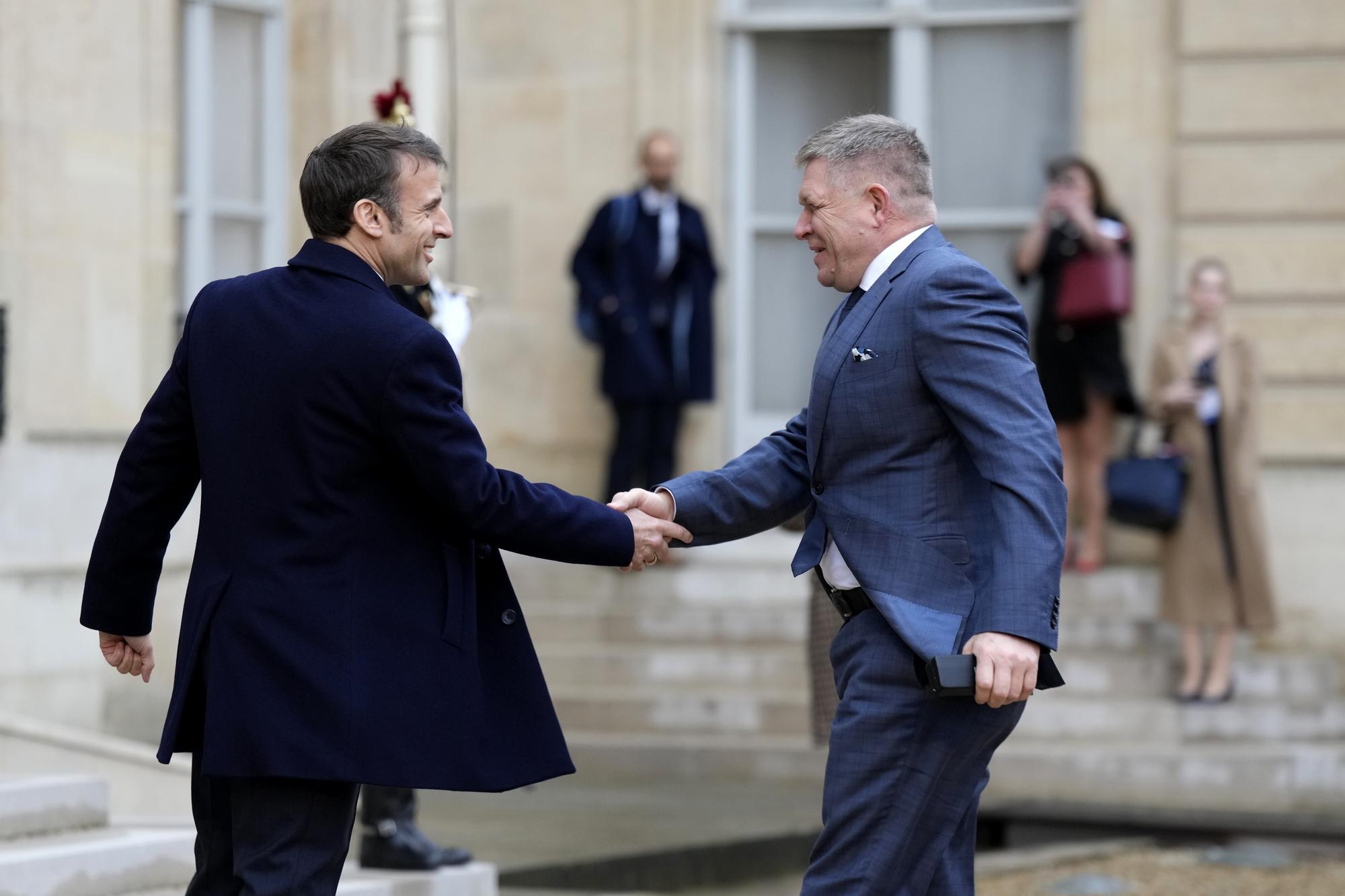 Slovenský premiér Robert Fico, ktorého víta francúzsky prezident Emmanuel Macron v Paríži na konferencii na podporu Ukrajiny.