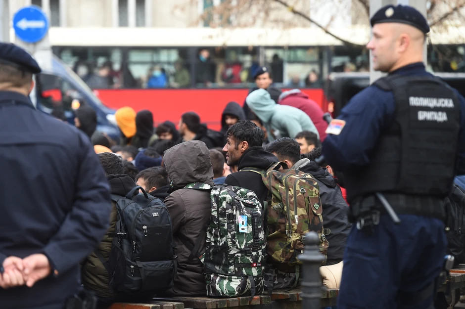 Nezakonito su pretili migrantima i sprovodili silu