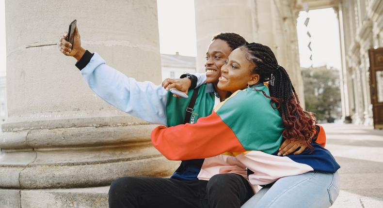 A couple taking a selfie [Photo: Gustavo Fring]