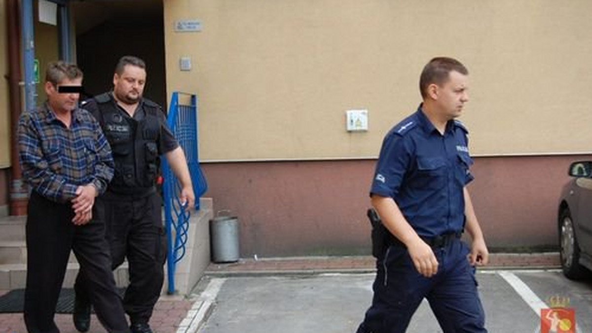Policjanci z Jadowa zatrzymali 64-letniego Mariana K. i 48-letniego Janusza A. Obaj mężczyźni przebrani za kominiarzy roznosili ulotki i brali od ludzi pieniądze.