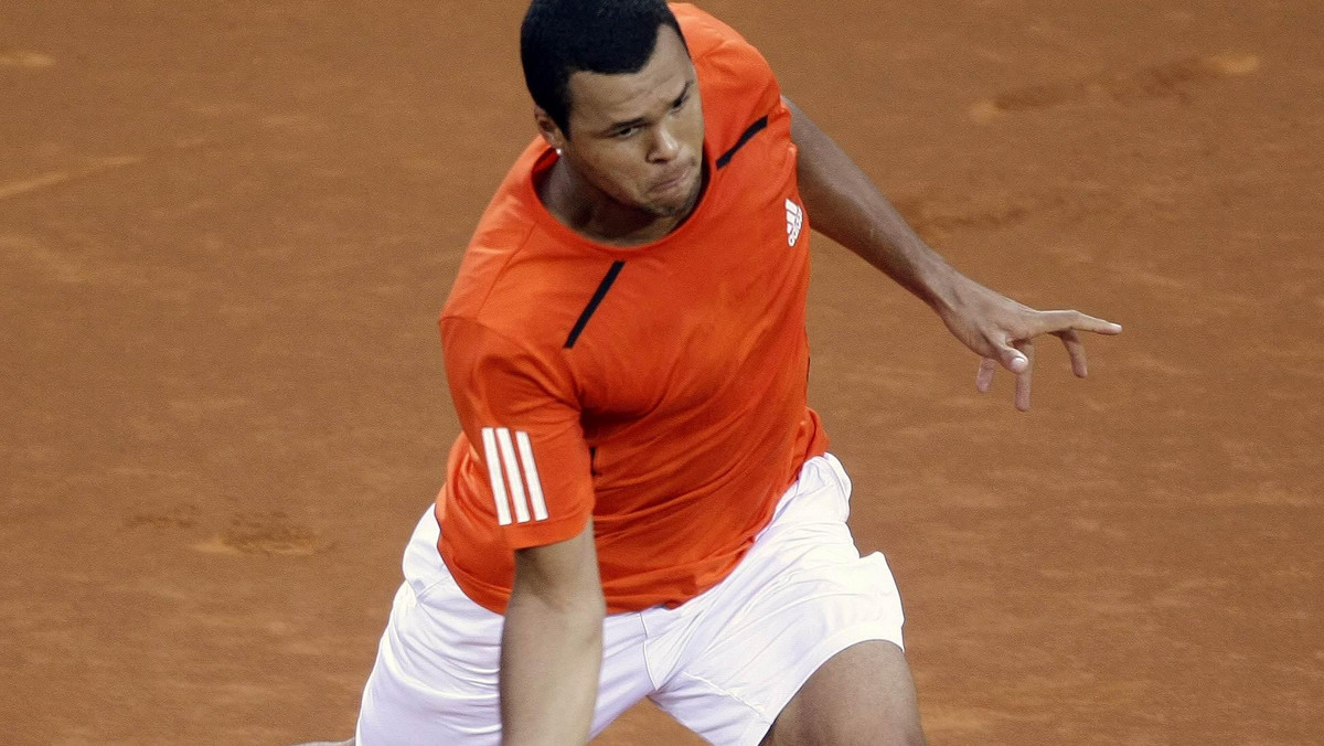 Rozstawiony z numerem trzecim Francuz Jo-Wilfried Tsonga przegrał z Holendrem Thiemo de Bakkerem 4:6, 6:3, 3:6 w ćwierćfinale turnieju ATP tenisistów na kortach ziemnych w Barcelonie (z pulą nagród 1,955 mln euro).