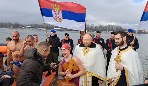 Plivanje za Časni krst u Sremskoj Kamenici